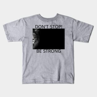 DON'T STOP ,BE STRONG,STRONG LION Kids T-Shirt